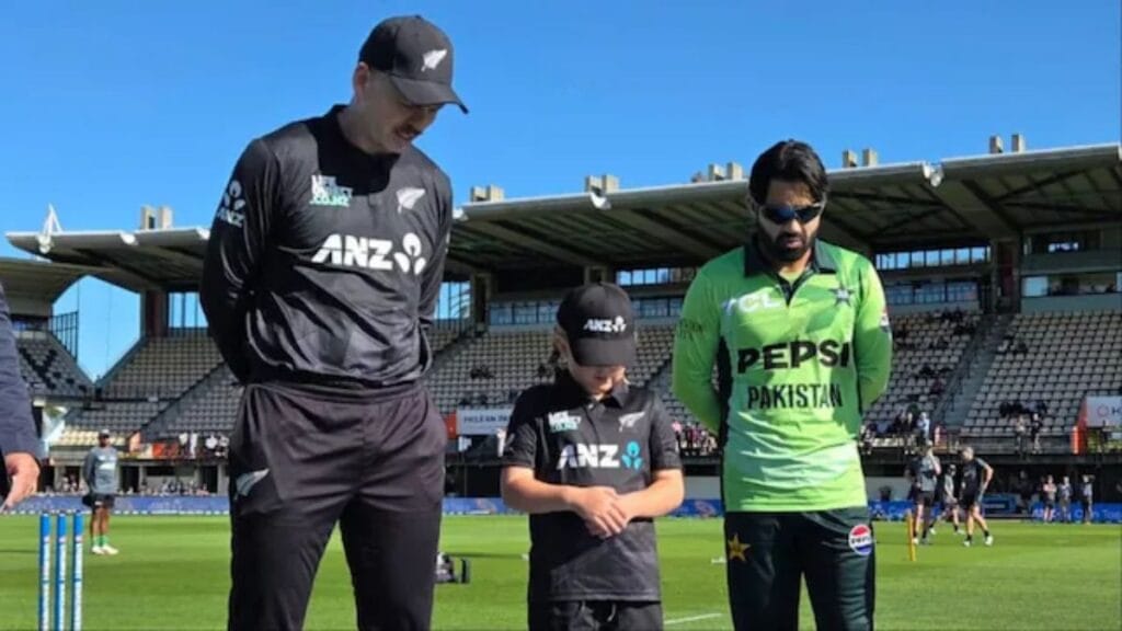 NZ VS PAK: टी 20 सीरीज के बाद अब ODI में भी न्यूजीलैंड ने पाकिस्तान को 73 रन से हराकर 1-0 कि बढ़त बना ली है।