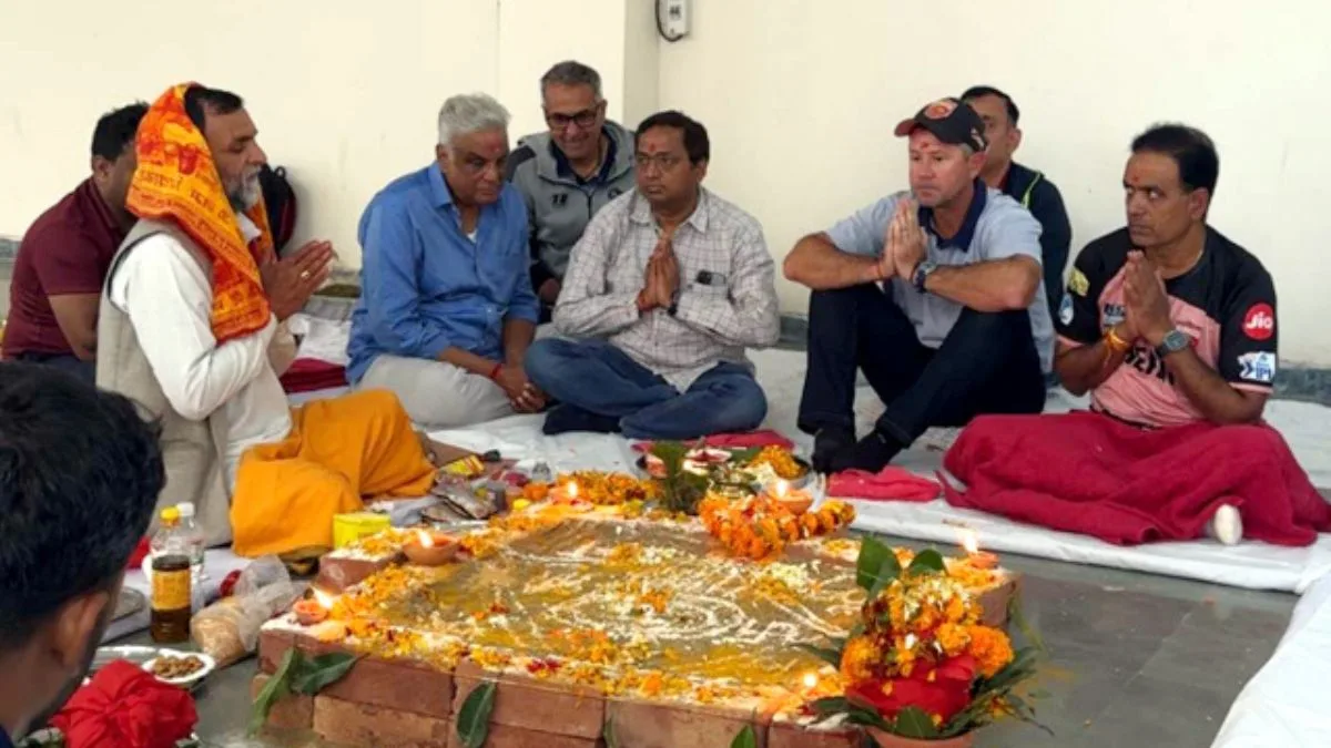 IPL 2025: जीत की कामना के लिए पंजाब किंग्स का हवन, पोंटिंग भी हुए शामिल