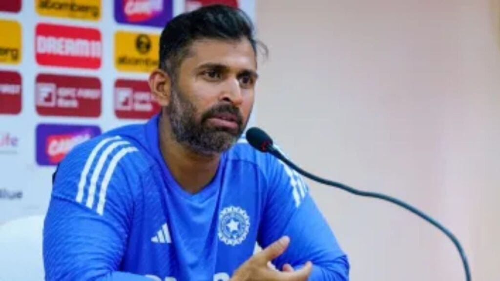 BCCI ने ड्रेसिंग रूम से जानकारी लीक करने के आरोप में तीन कोचिंग स्टाफ को निलंबित कर दिया।