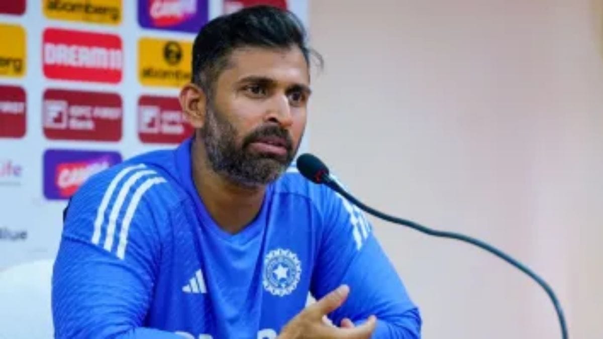 BCCI ने ड्रेसिंग रूम से जानकारी लीक करने के आरोप में तीन कोचिंग स्टाफ को निलंबित कर दिया।