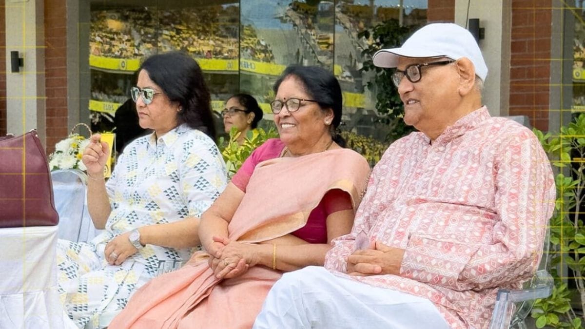 धोनी के पेरेंट्स पहली बार पंहुचे चेन्नई का मैच देखने। क्या यह धोनी के रिटायरमेंट का है संकेत? जानिए पूरी खबर। 