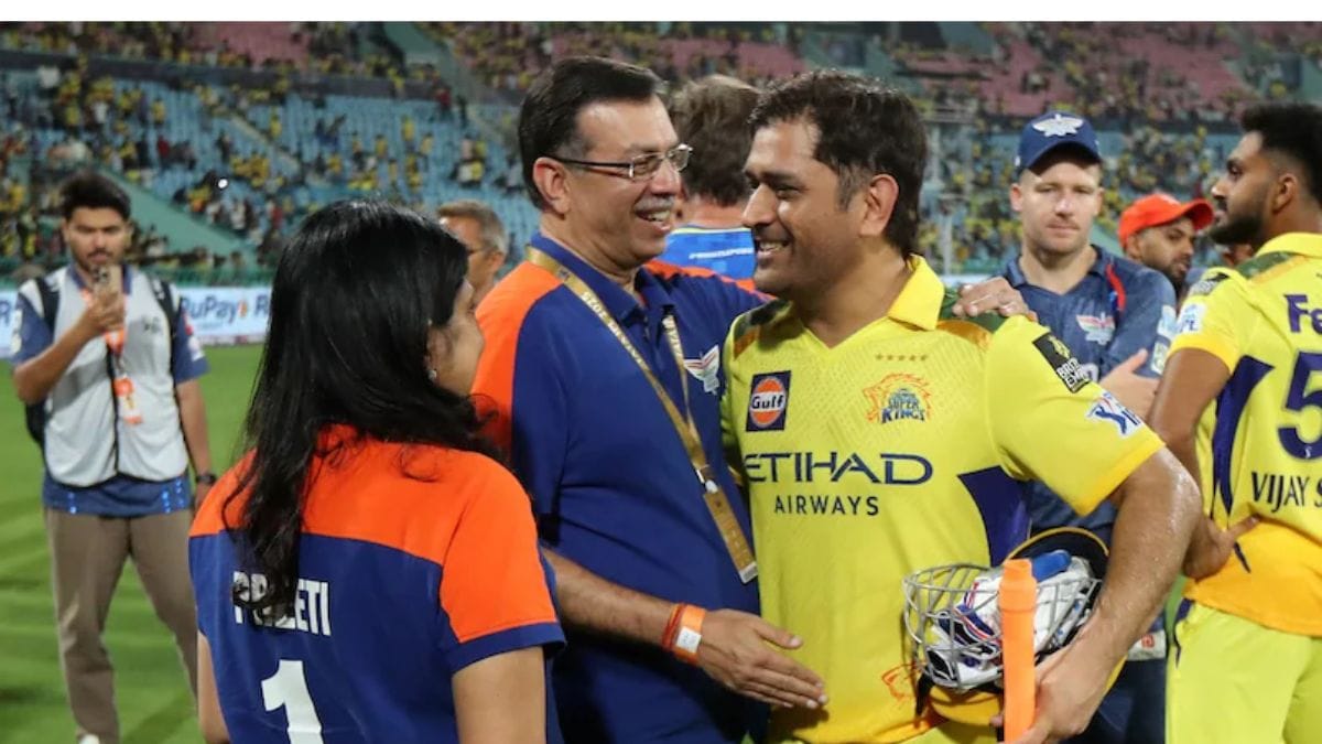 2017 में धोनी को कैप्टन से हटा देने वाले संजीव गोयनका, मैच के बाद धोनी से बातचीत करते दिखे।